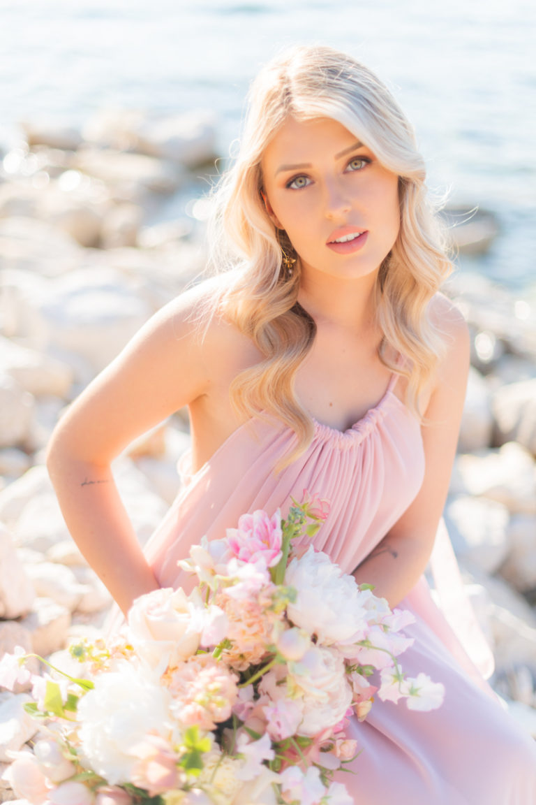 Future mariée avec son bouquet sur les galets de Saint-Jean-Cap-Ferrat