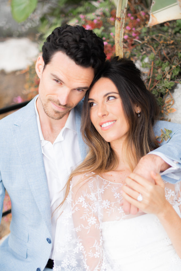 Mariés enlacés dans les jardins d’Èze, elopement sur la Côte d’Azur