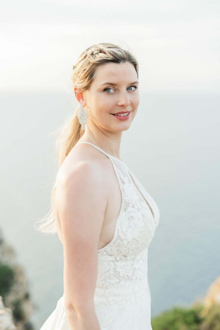 Mariée face à la mer lors d’une séance afterday à Cala Montgó