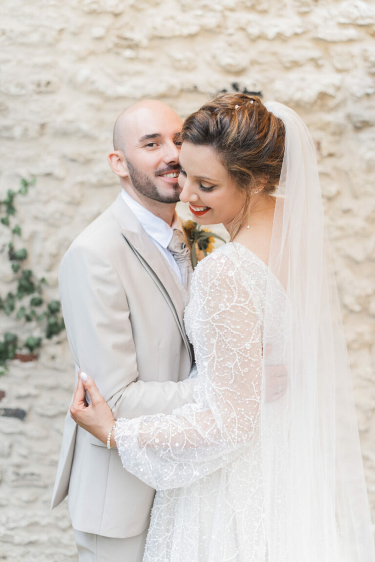 E et M enlacés le jour de leur mariage au Relais des Rêves